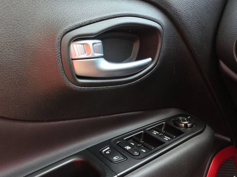Used 2018 Jeep Renegade Trailhawk AWD/4WD image 11