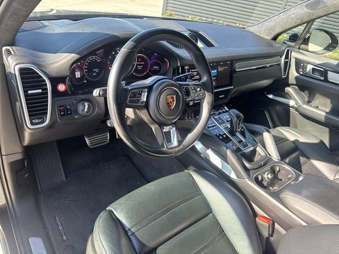 Used 2021 Porsche Cayenne Turbo image 4