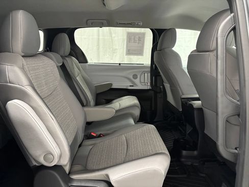 Used 2026 Toyota Sienna LE FWD image 57
