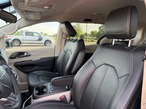 Used 2024 Chrysler Pacifica Touring-L FWD image 15