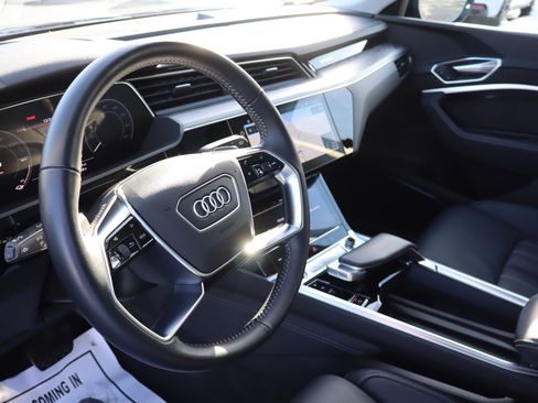 Used 2021 Audi e-tron Prestige w/ Prestige Package image 9