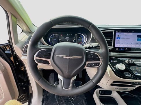 Used 2024 Chrysler Pacifica Limited FWD image 7