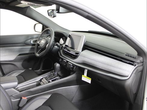 New 2025 Jeep Compass Latitude image 37