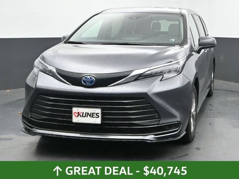 Used 2025 Toyota Sienna LE image 5