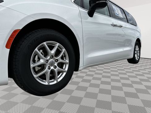 Used 2024 Chrysler Pacifica Touring-L FWD image 6