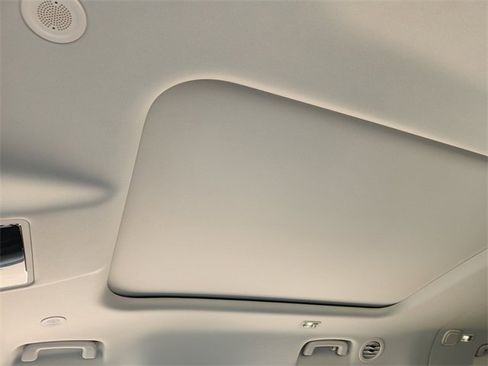 New 2025 Land Rover Defender 130 X-Dynamic SE image 18