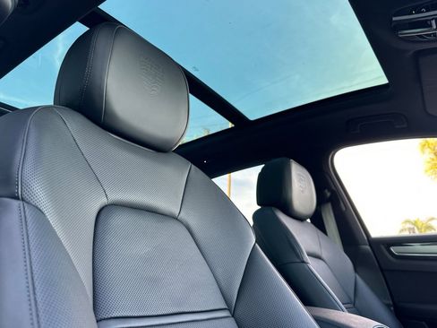 Used 2023 Porsche Cayenne Platinum Edition image 17