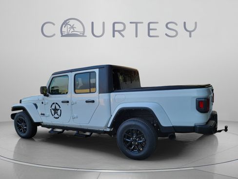 Used 2021 Jeep Gladiator Sport AWD/4WD image 2