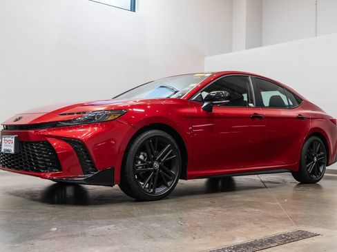 Certified 2026 Toyota Camry Hybrid FWD image 3