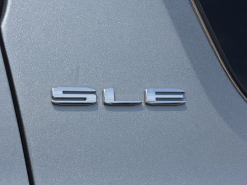 Used 2023 GMC Acadia SLE FWD image 11