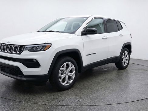 Used 2025 Jeep Compass Latitude image 3