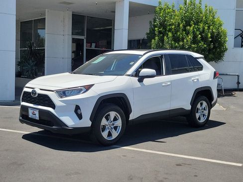 Used 2019 Toyota RAV4 XLE AWD/4WD image 2