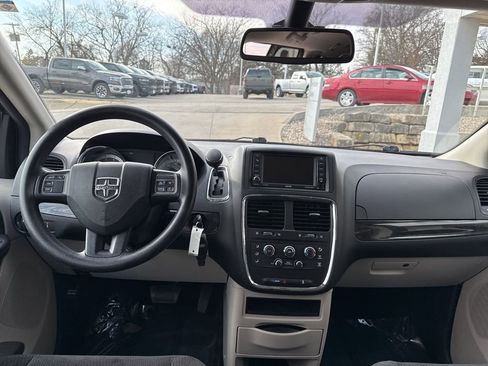 Used 2019 Dodge Grand Caravan SE w/ UConnect Hands-Free Group image 12