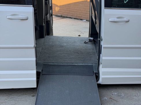 Used 2008 Chrysler Town & Country Touring image 14