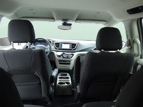 Used 2023 Chrysler Voyager LX FWD image 30