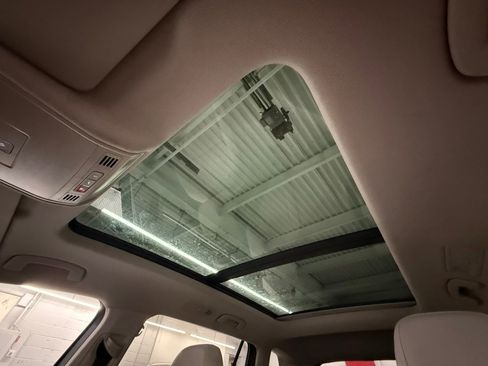 Used 2021 Volkswagen Tiguan SE w/ Panoramic Sunroof Package image 24