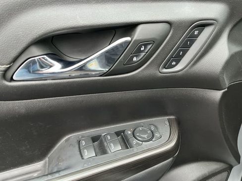 Used 2023 GMC Acadia SLT w/ Preferred Package image 17