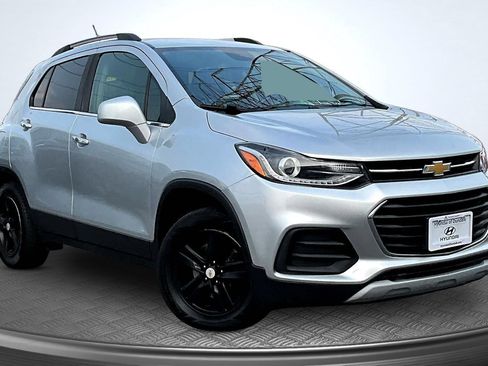 Used 2018 Chevrolet Trax LT w/ LT Convenience Package FWD image 2
