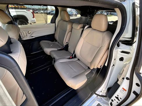 Used 2022 Toyota Sienna XLE image 19