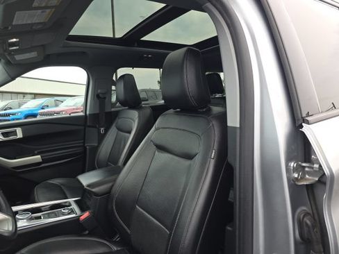 Used 2021 Ford Explorer Limited w/ Equipment Group 301A AWD/4WD image 15