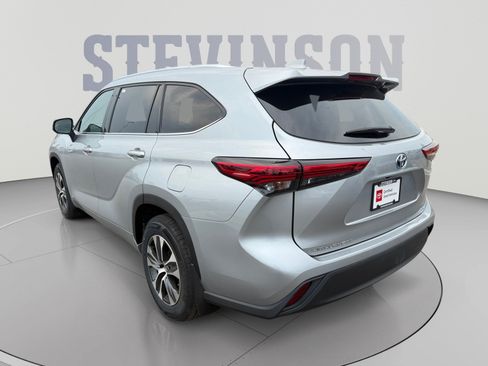 Certified 2021 Toyota Highlander XLE AWD/4WD image 3