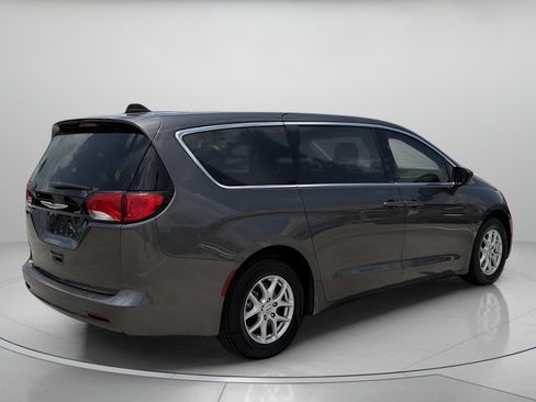 Used 2023 Chrysler Voyager LX FWD image 3