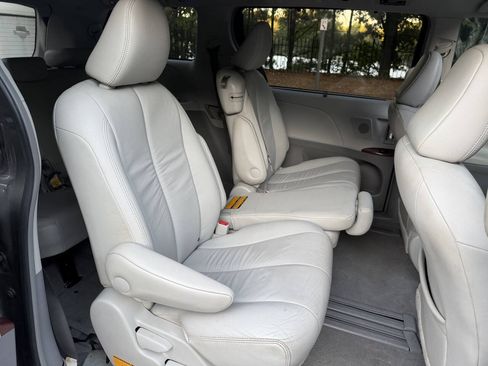 Used 2011 Toyota Sienna XLE w/ Premium Pkg FWD image 13