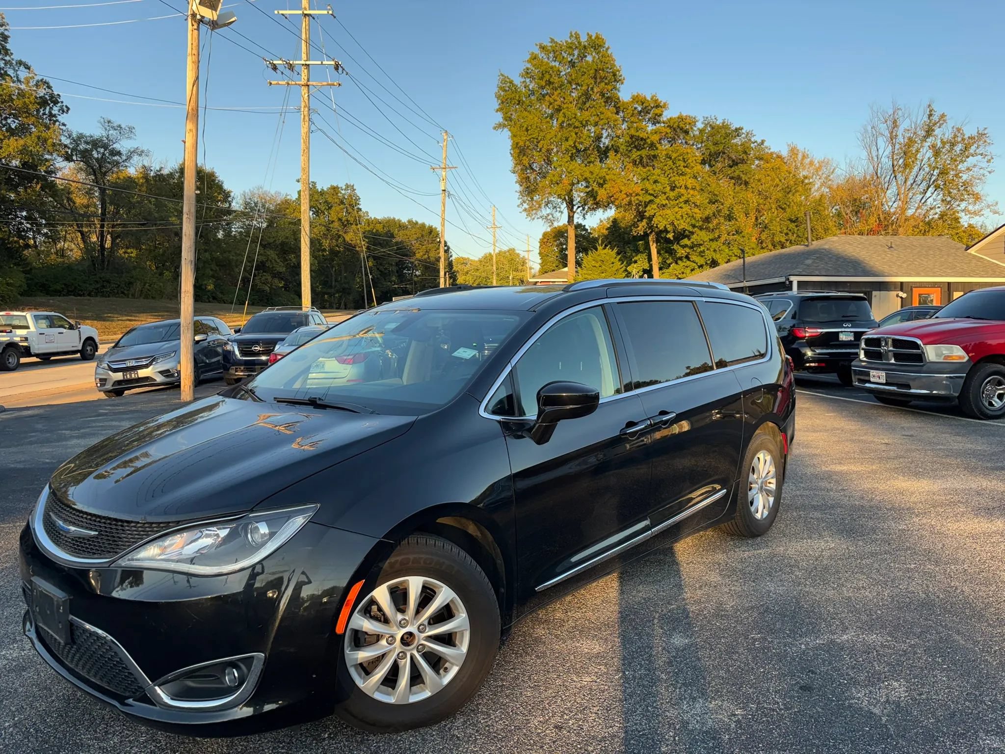 Used 2018 Chrysler Pacifica Touring-L FWD image 3