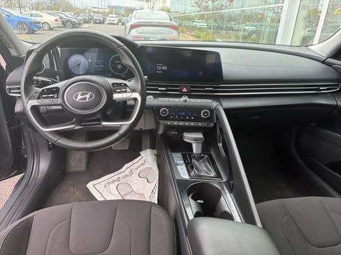 Used 2025 Hyundai Elantra SEL image 6