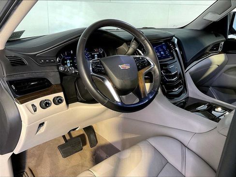 Used 2019 Cadillac Escalade ESV Premium Luxury w/ LPO, Radiant Package AWD/4WD image 4