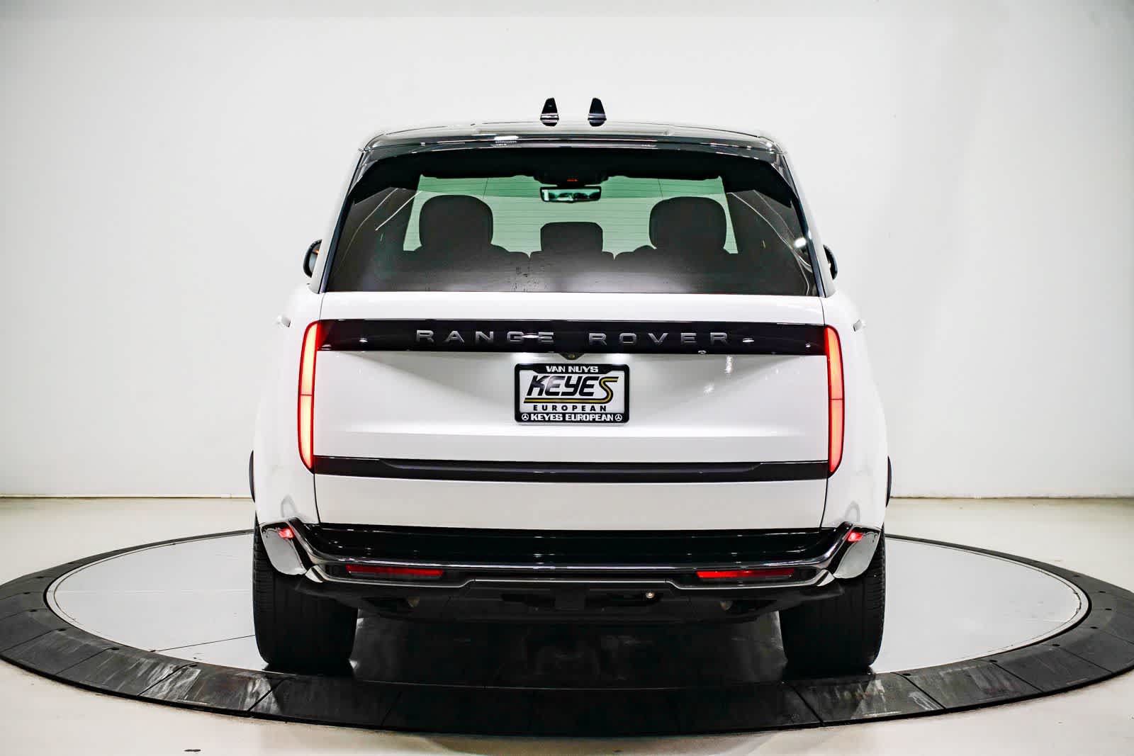 Used 2024 Land Rover Range Rover Long Wheelbase SE AWD/4WD image 3