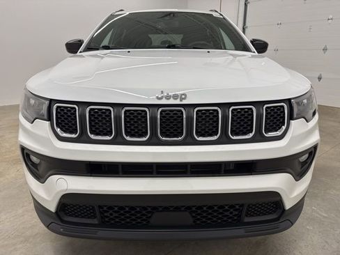 Used 2023 Jeep Compass Latitude AWD/4WD image 2