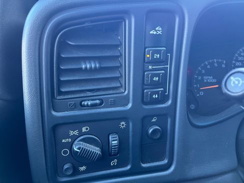 Used 2005 Chevrolet Silverado 2500 LS image 17