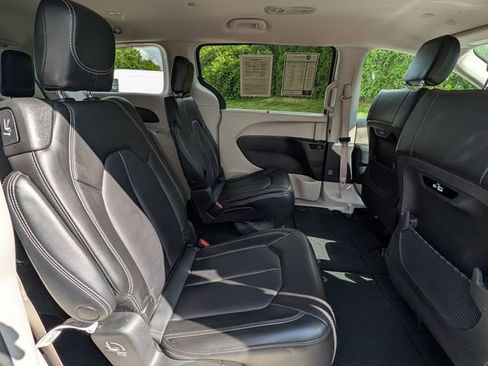 Used 2023 Chrysler Pacifica Touring-L FWD image 32