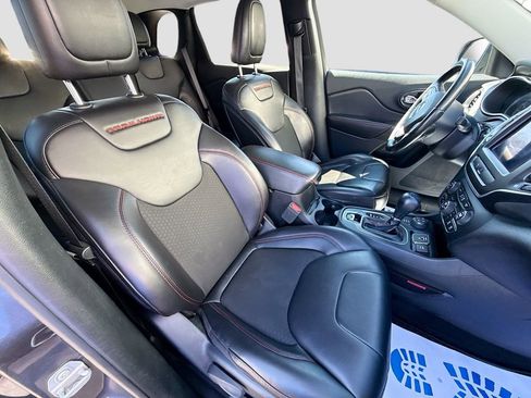 Used 2019 Jeep Cherokee Trailhawk w/ Cold Weather Group image 27