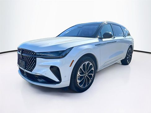 Used 2024 Lincoln Nautilus Reserve image 3