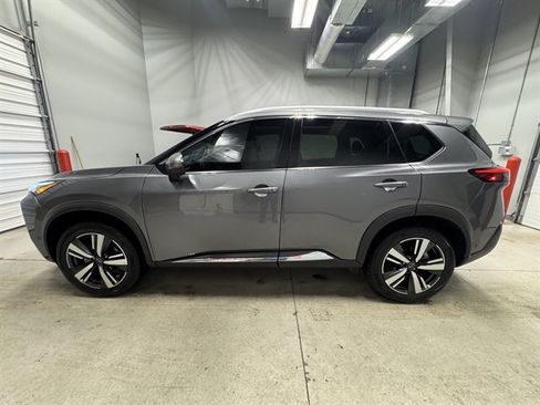 Used 2023 Nissan Rogue SL w/ SL Premium Package image 4