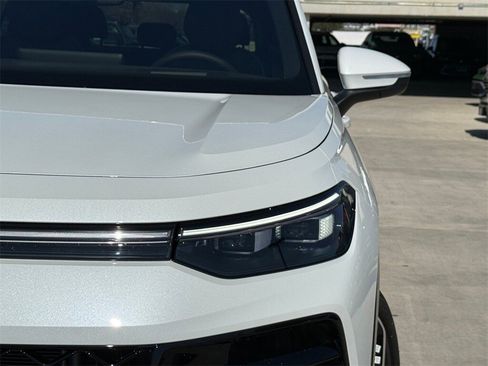 New 2026 Volkswagen Tiguan SEL R-Line image 3