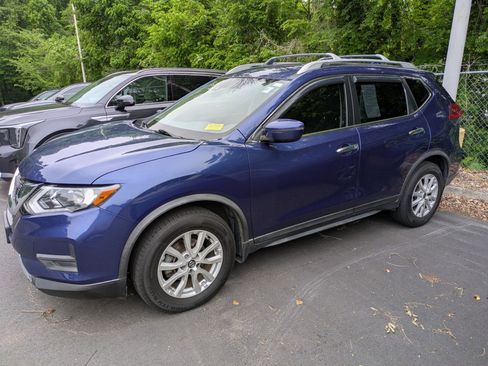 Used 2019 Nissan Rogue SV FWD image 2