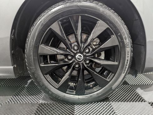 Used 2018 Nissan Sentra SR w/ SR Midnight Edition Package FWD image 6