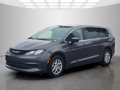 Used 2023 Chrysler Voyager LX image 5