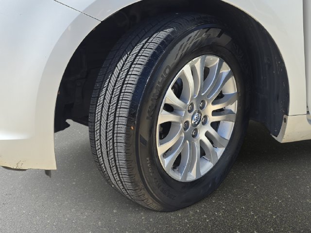 Used 2017 Toyota Sienna XLE FWD image 36