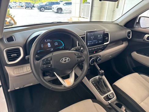 Used 2025 Hyundai Venue SEL FWD image 16