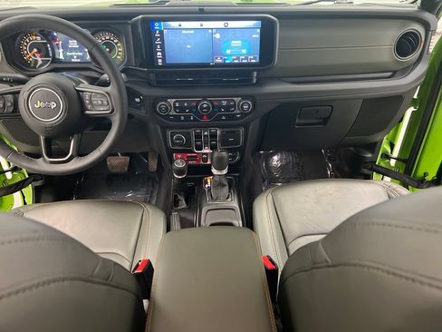 Used 2025 Jeep Gladiator Mojave w/ Convenience Group AWD/4WD image 35