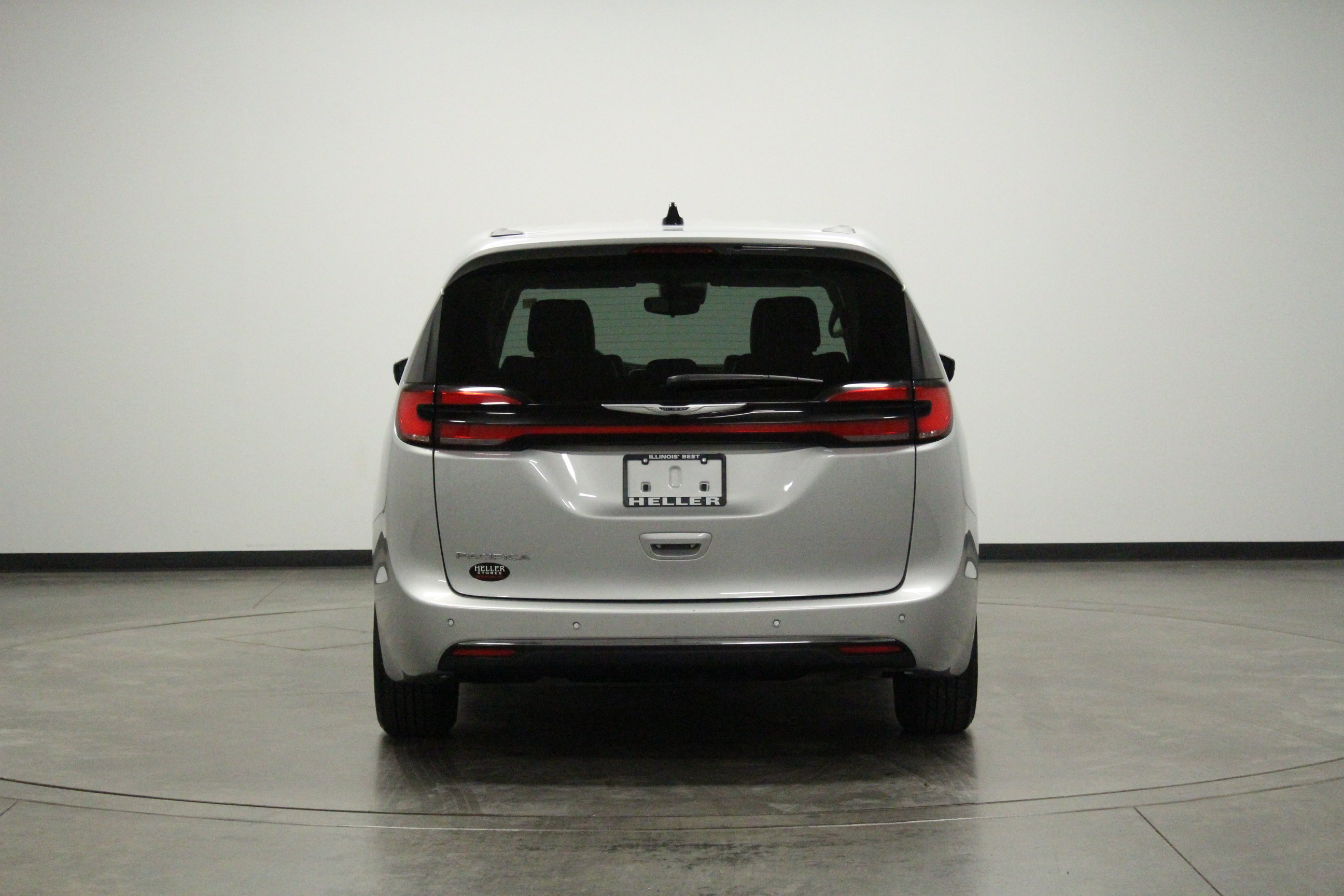 Used 2024 Chrysler Pacifica Touring-L FWD image 7