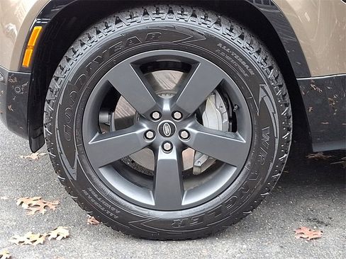 Used 2024 Land Rover Defender 110 X-Dynamic SE image 8