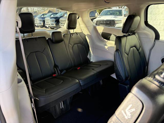 Used 2024 Chrysler Pacifica Touring-L FWD image 31