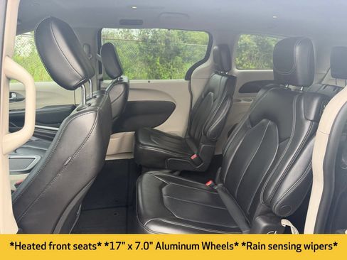 Used 2023 Chrysler Pacifica Touring-L FWD image 11