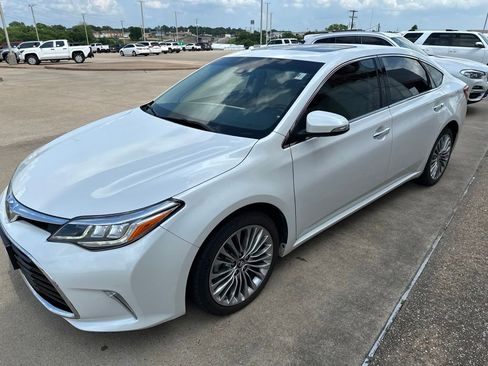 Used 2017 Toyota Avalon Touring FWD image 3