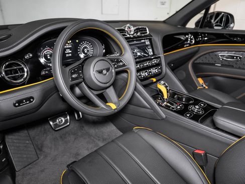 Used 2024 Bentley Bentayga Azure V8 image 18